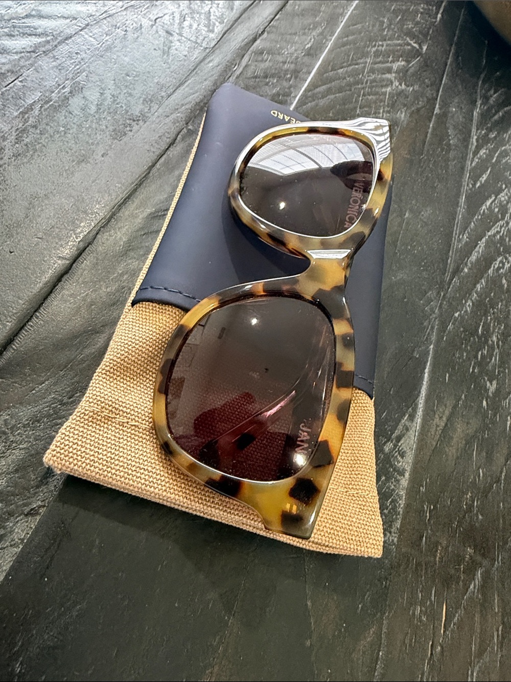 New Veronica Beard Tortoiseshell 'Jane' Sunglasses with black & Tan Case - Picture 12 of 12